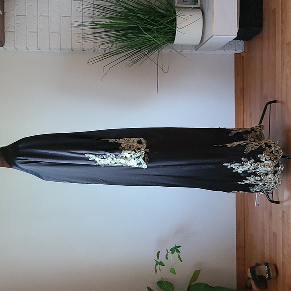 Satin Black Robe with Gold Applique M - Picture 7 of 9